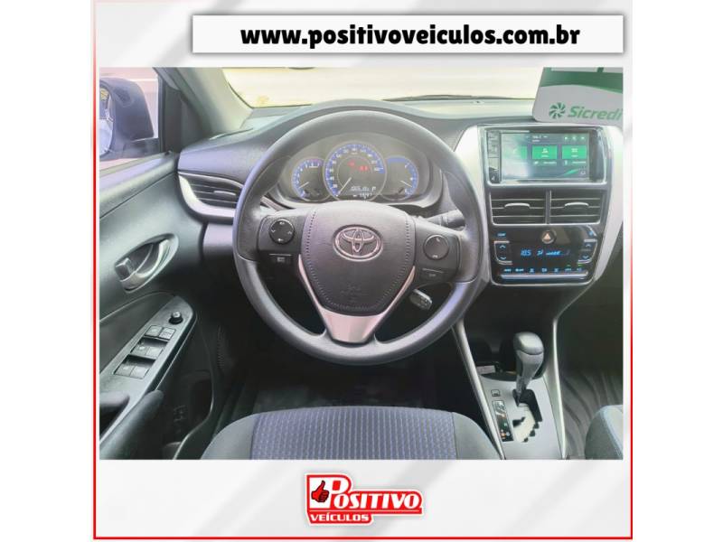 TOYOTA - YARIS - 2021/2022 - Prata - R$ 87.700,00