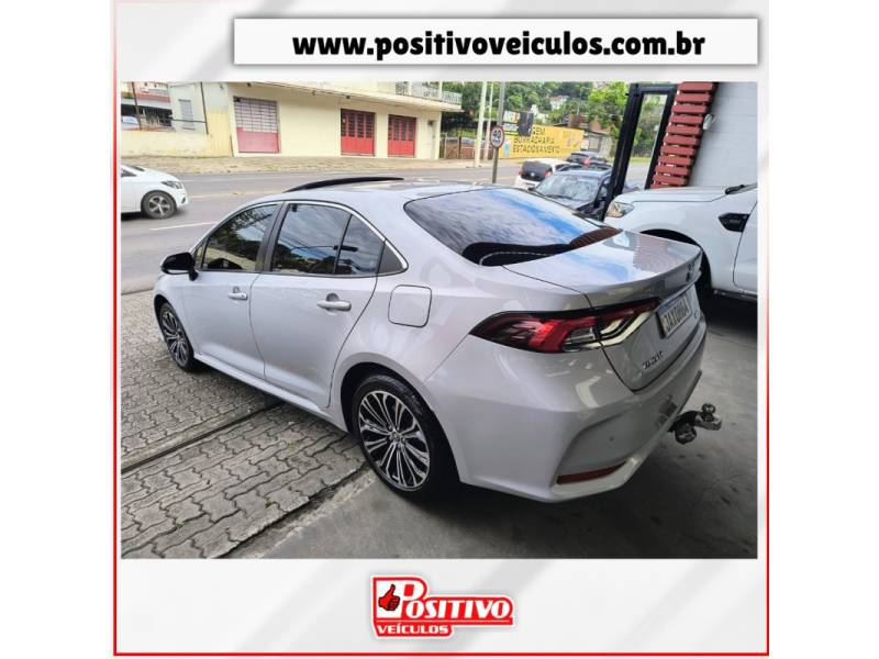 TOYOTA - COROLLA - 2021/2022 - Prata - R$ 139.700,00