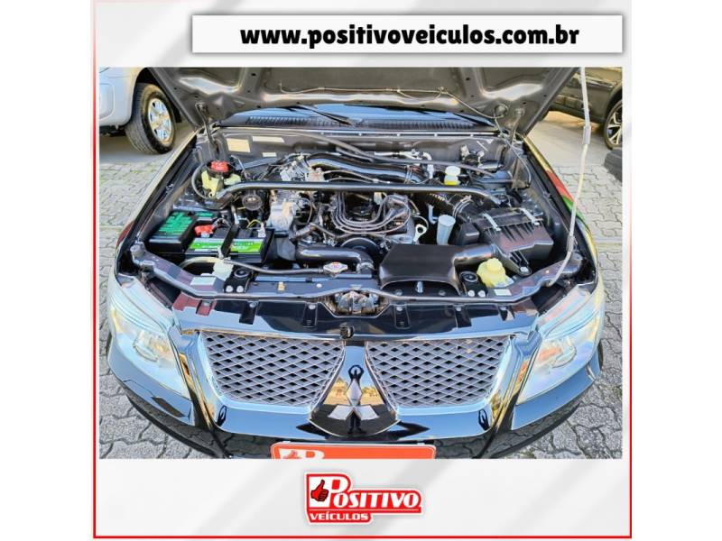 MITSUBISHI - PAJERO TR4 - 2014/2015 - Preta - R$ 74.900,00