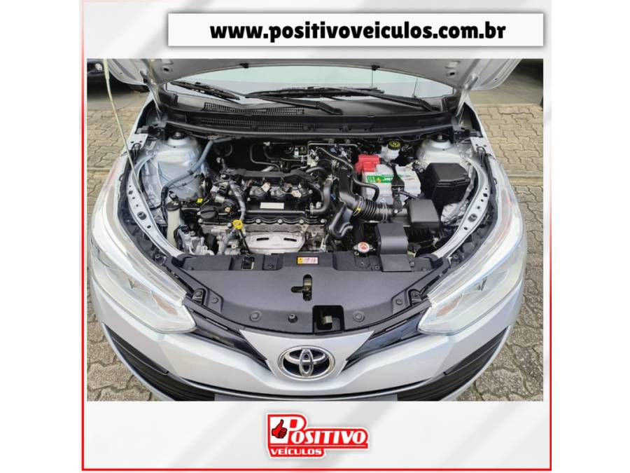 TOYOTA - YARIS - 2021/2022 - Prata - R$ 87.700,00
